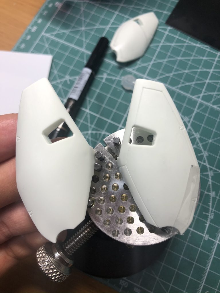 初めてのスジボリ。足元のモールドが寂しいと感じたので、外縁に沿ってスジボリを施し白とグレーにて塗り分けを行うことにしました。