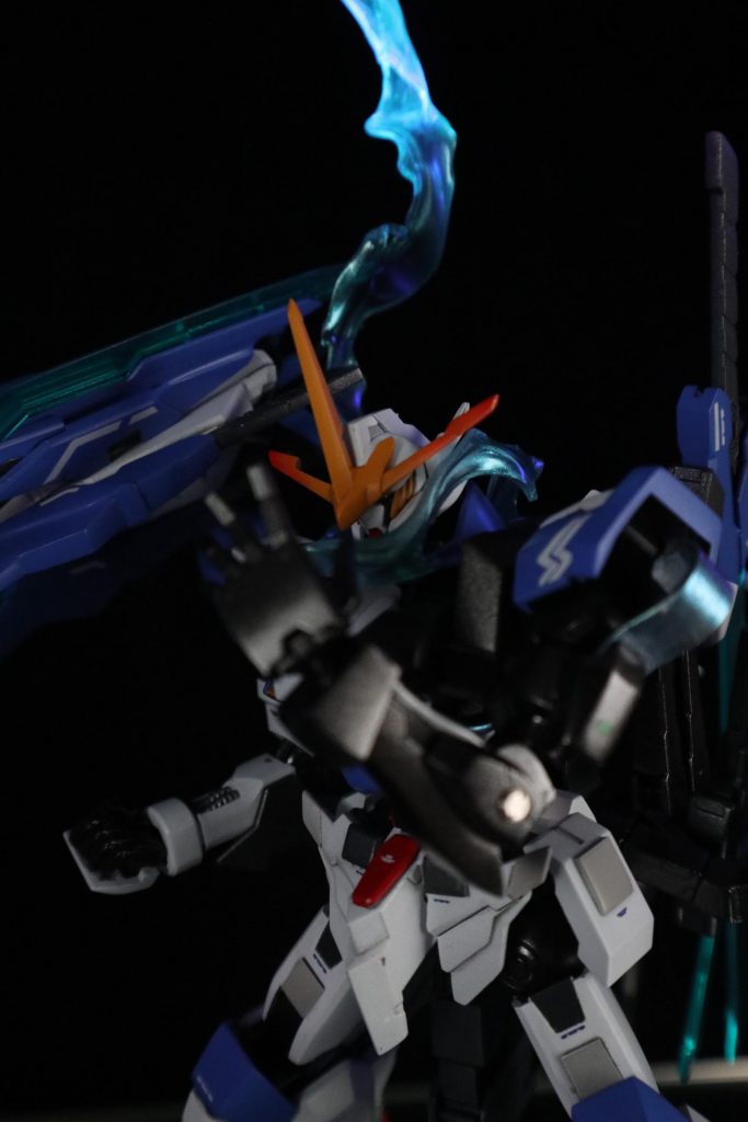 メインリアクターリミッター解除!!小型リアクターの粒子をケーブルを使いメインに全振りした状態。機動力が跳ね上がる超近接モード。首周りの装甲が少なく余剰エネルギーがマフラー状にもれだす。