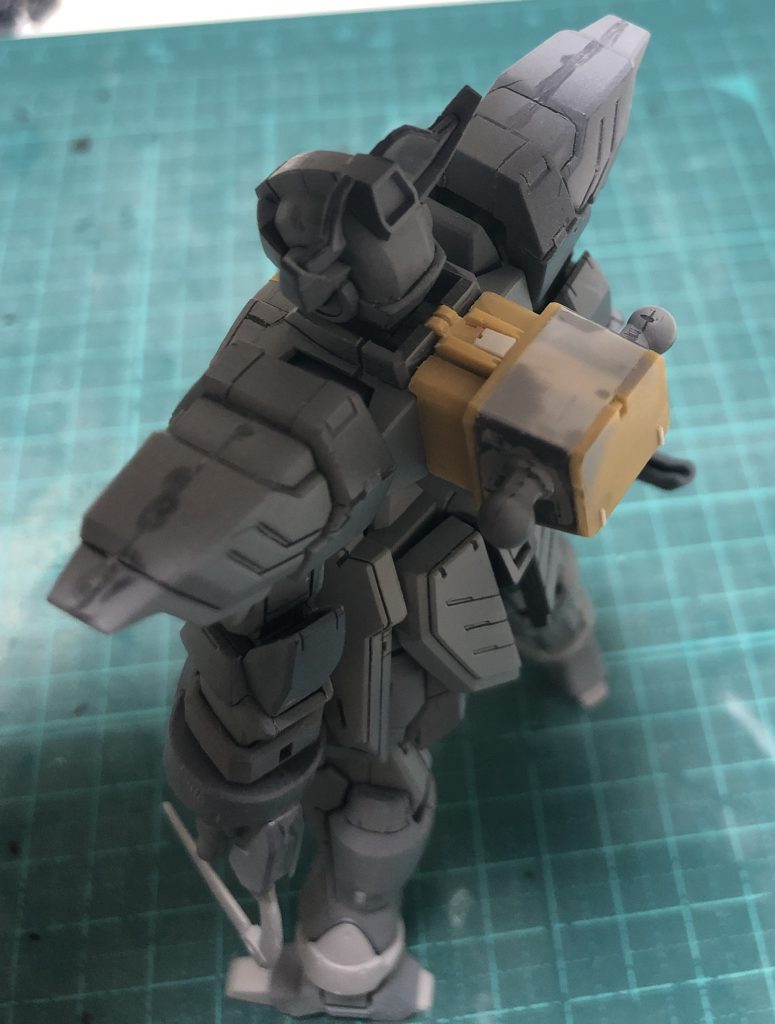 バックパックが正面から見た時によく見えなかったので大型化し、横につくパーツが少し上に付くよう加工しました。