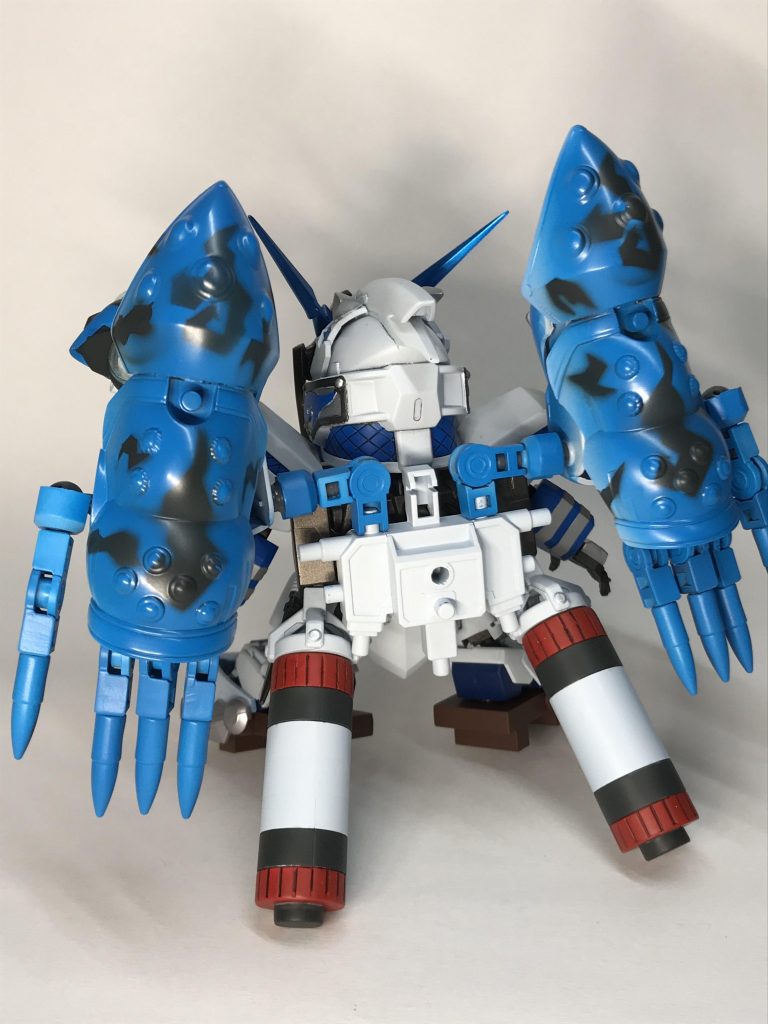 後姿爪亜蝦蟇の特徴である大型の前脚をクローの様に使い攻撃、羽根の様に広げ飛翔する事も可能。フルアーマーユニコーンのブースターユニットに見立てた巻物を装備。