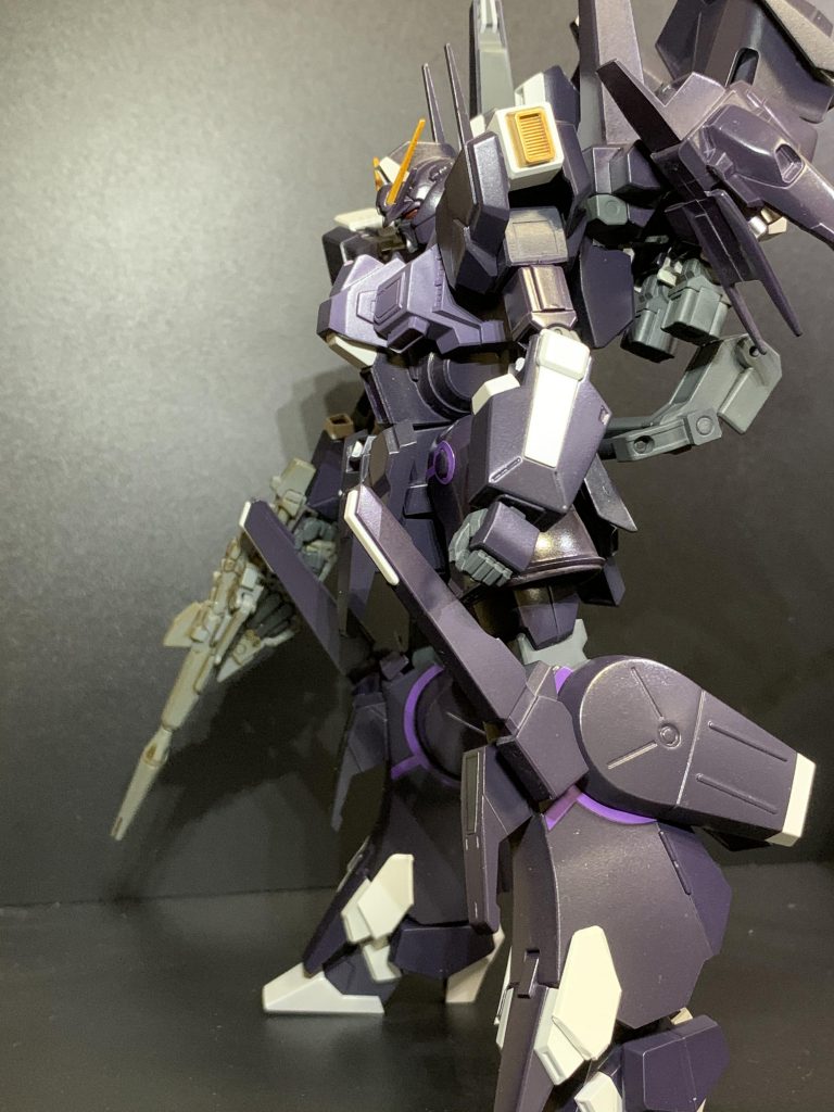 横。バックパック両サイドのオリジナルスラスターはビームスプレーガン内蔵型ブースターで、ビームマグナムを全弾撃ち尽くした際、相手を牽制しその隙に離脱する為の装備という妄想設定です。