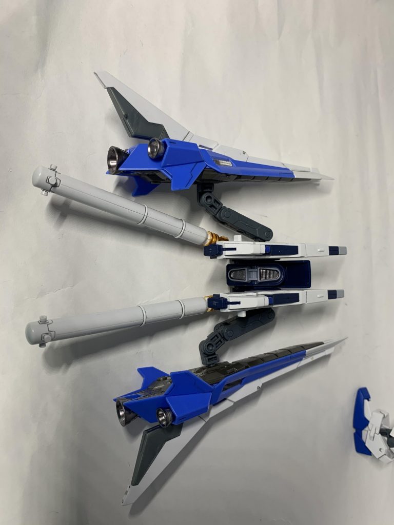 パックバックはアメストを本体に、バトルアームアームズでHi-νヴレイブのシールドを接続。プロペラントタンクはHi-νヴレイブの余剰パーツを使用しています。機体本体との接続にはストライクノワールのものを加工して接続できるようにしています。