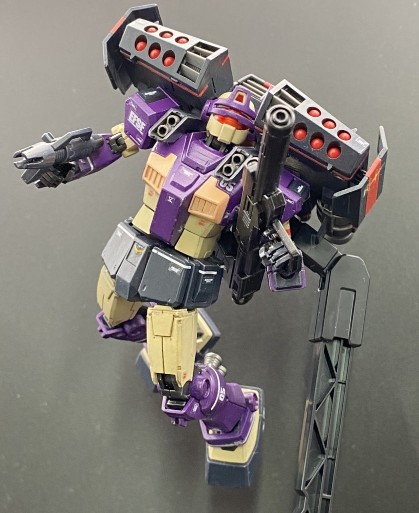 残念な事に、キットそのままではバトオペ2の様にバズーカを脇に抱えられません画像の様にグリップを水平に持ってくるか、手首の改造が必要です