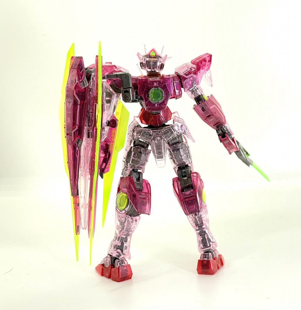 後ろ外装赤: CCパールレッド外装青: CCパールレッド+CCパールブルー外装白: VGパールレッドフレーム&GNコンデンサ: VGパールレッドだが、写真にパール感が映らない……😭GNソードⅤ、GNソードビットのブレード部分はアクリジョン 蛍光イエロー+蛍光グリーンで先端からグラデーション塗装してます。仕上げに全体を水性ホビーカラーのクリアでトップコートしてます。