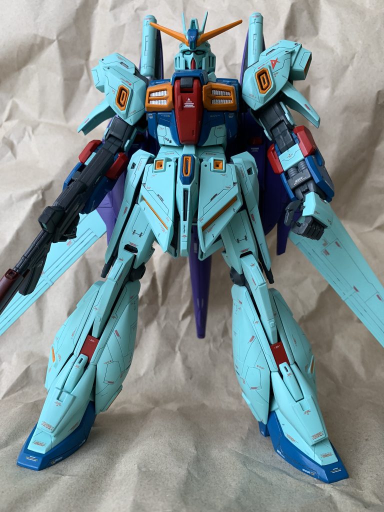 スジ彫りとジャンクパーツやプラ板を使ってディテールアップ。Z系はスジ彫りがやりやすいし、映える！