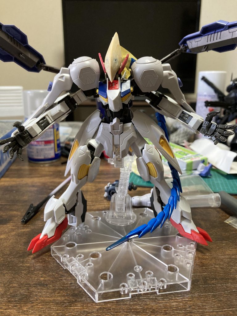 試作段階最初はキマリスヴィダールのバックパックだったんですけど、あまり合わなかったのと、見た目が鳥っぽくなったので羽根でも付けてみるかって事でデスティニーを採用そこから名前も鳥関連の名前にしようと思い調べて、名前の響きが気に入ったので【フレスベルグ】にしました。