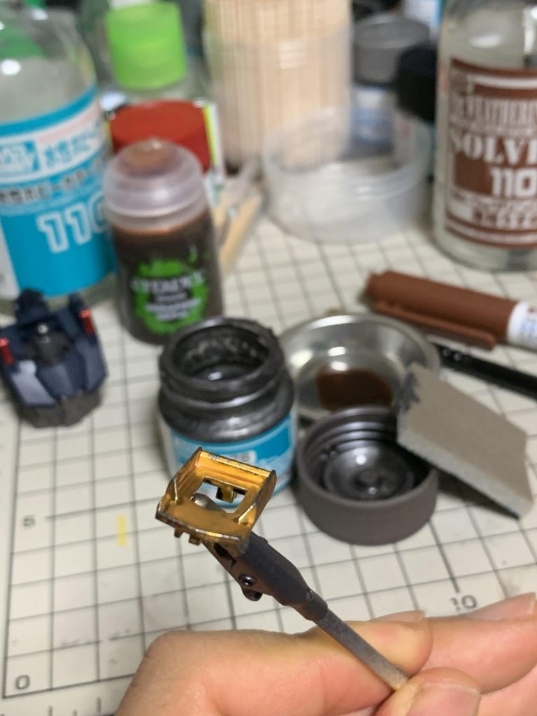 焼鉄色をスポンジヤスリに付けて、余分な塗料を拭ってポンポン。