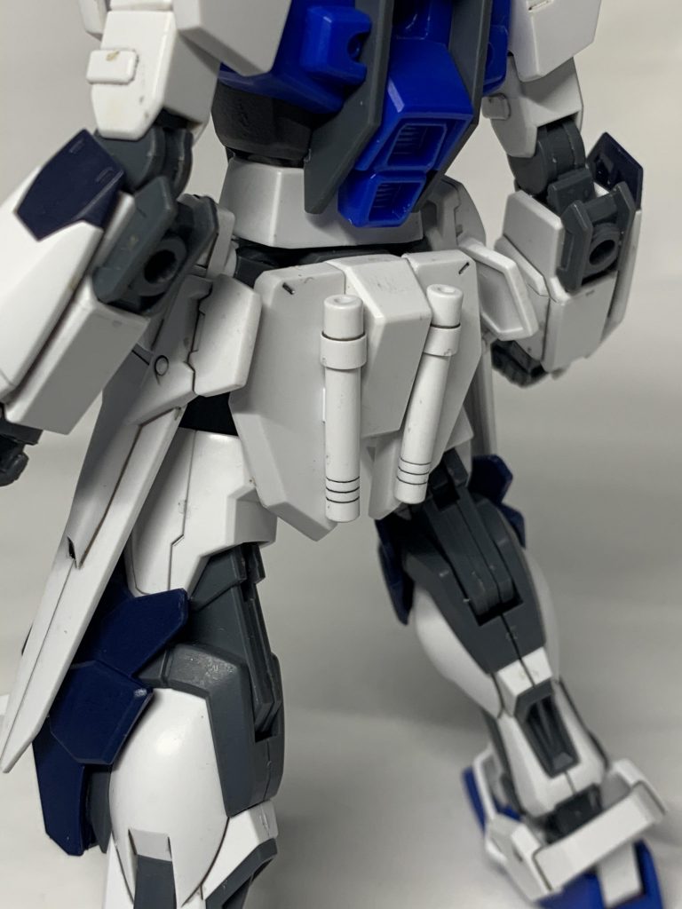 リアアーマーはサーベルを懸架できるようにアメストのものを、ストライクのを切り落として両側につけています。 曲がってるのは愛嬌。 ヒザも同様にストライクからアメストに変更しています。