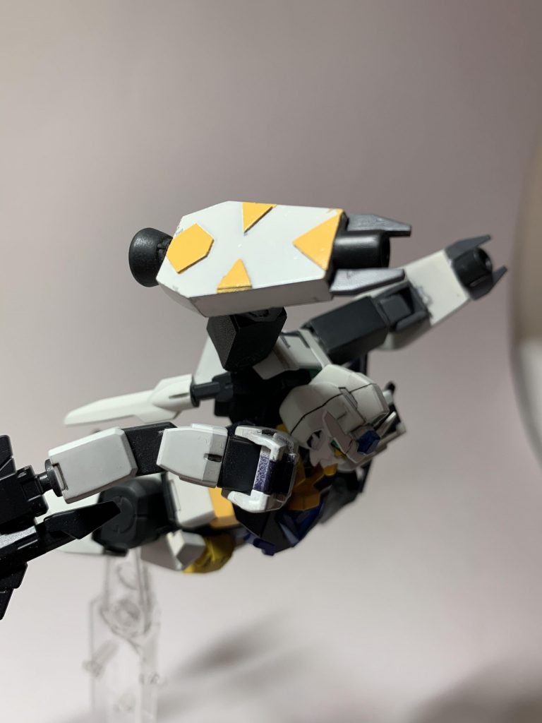 まずはこの機体の最大の特徴であるバックパックですが名前は「ヴァーサタルビット」です。これはビーム砲、加速用のユニットであり、ビットにもなる対応性に長けた装備で、地上戦ではビットとして使うことは出来ないので固定砲台として使用します。さらにビットということで今回も前回のアステルと同様ハロがいます。(ちなみに接続アームとビットフルスクです…)