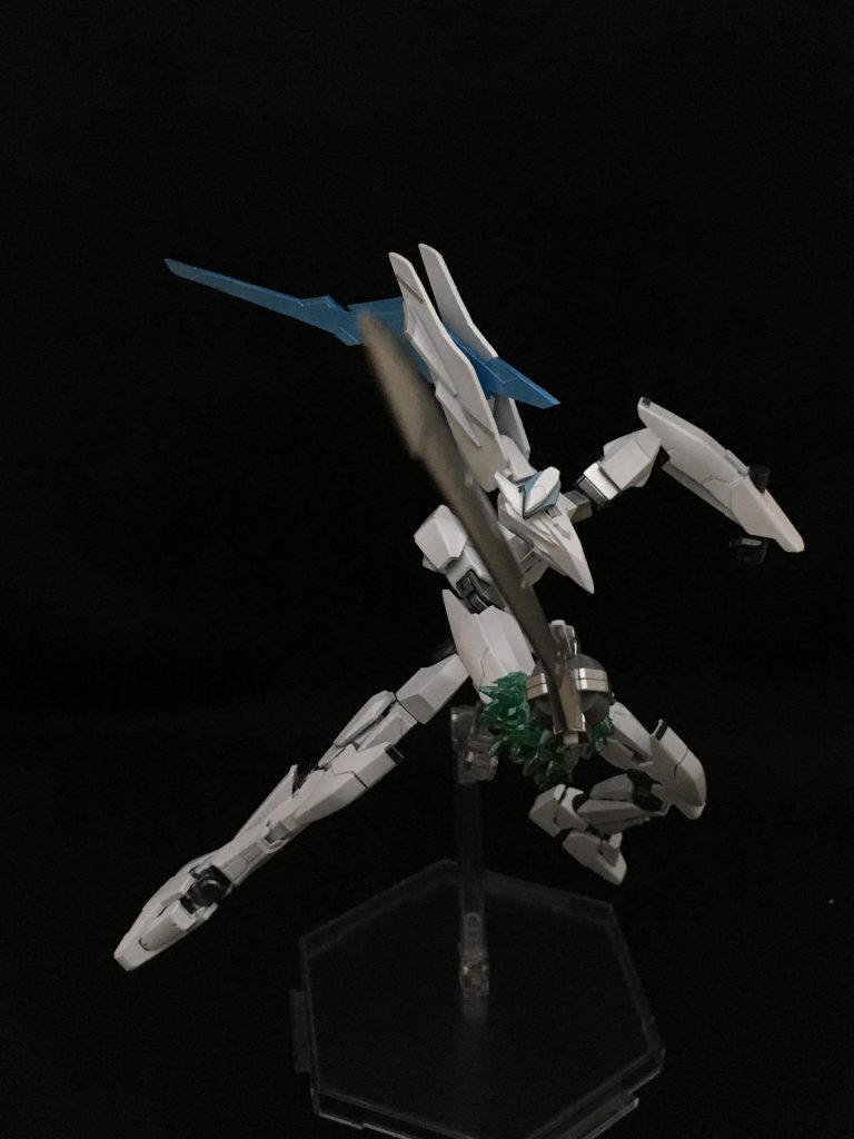 腕にはトランジェントガンダムのフレームを、脚部にはグリムゲルデの脚部を延長して使用しております。そのため可動域は非常に広いです。