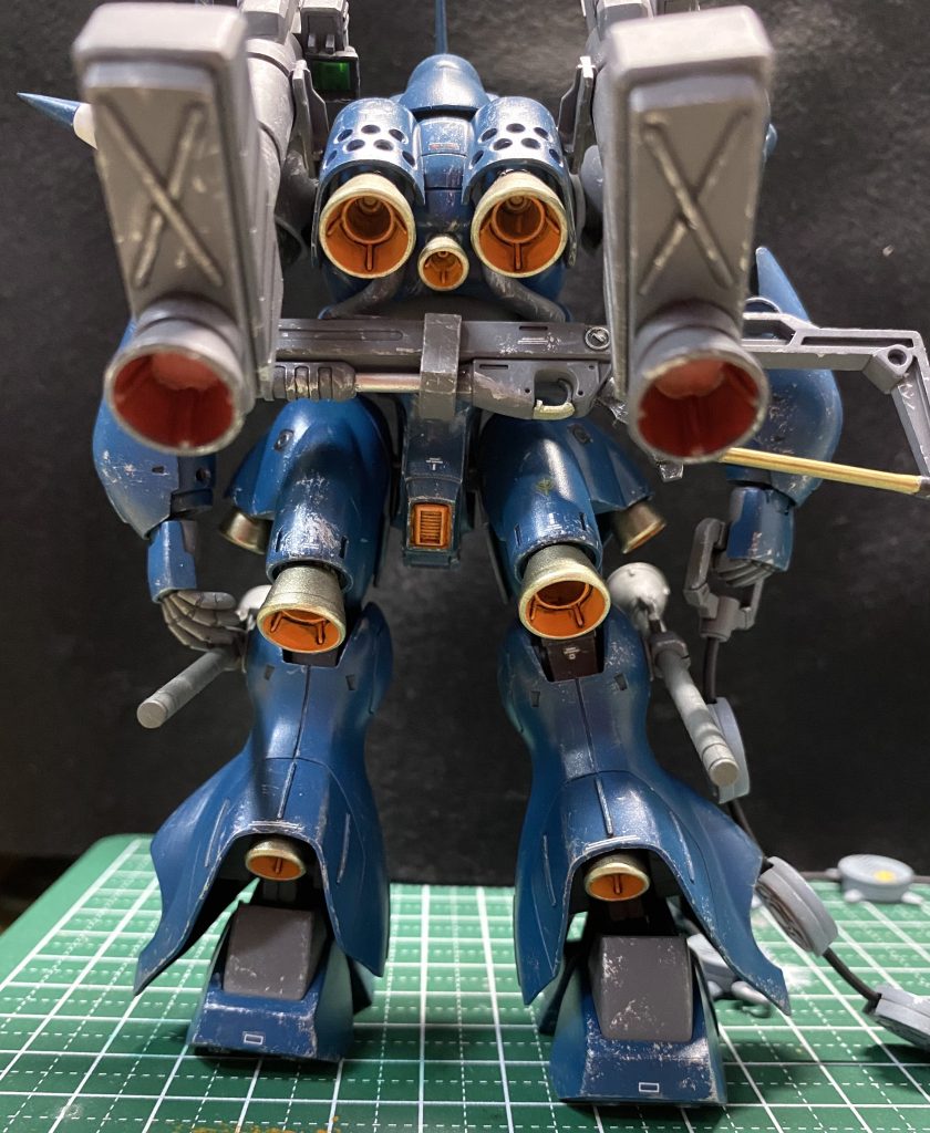 バーニア盛り盛り、圧巻のバックショット。ジャイアントバズの合わせ目消しがこのキットでは重要かと。前後開口部&後部のXモールドは一度切り飛ばして作業。スコープも前面のHアイズと後部の偏光フィニッシュでちょっとディテールUp。