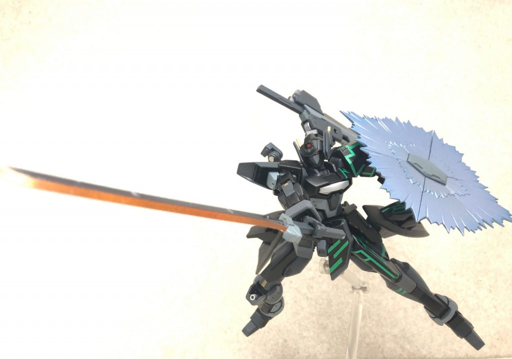 ソリドゥスフルゴール ビームリフレクターこちらはAGE世界線ではなく、SEED世界線から設定されたビームシールド。ガンプラバトルならではのクロスオーバー武装で、近接武装以外の攻撃に対して有効である。(なぜSEED武器なのかというと、AGEにビームシールド類がないのと、ビルダーがSEED好きだからである。)ちなみに、簡易ドラグーン機能付きで手に持っていなくてもシールドビットとして使用できる。