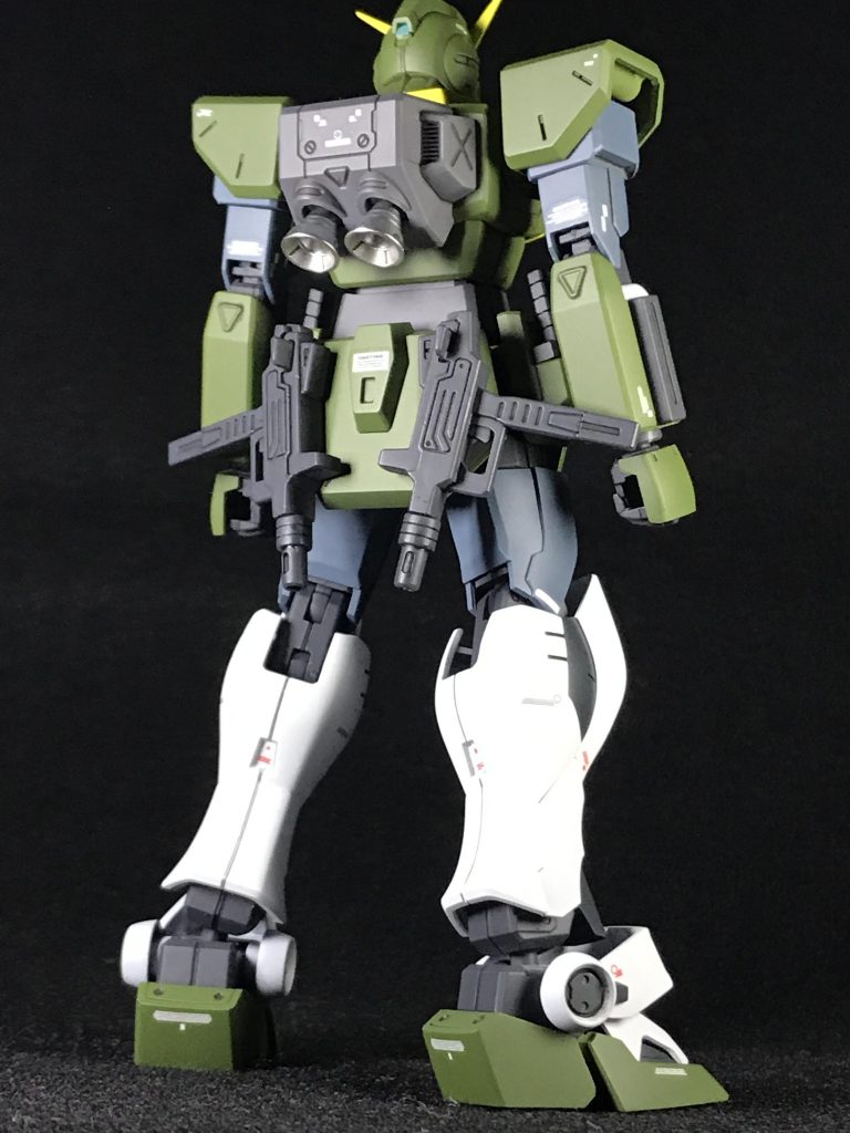 胸部ブロックと肩アーマー、射撃武器の合わせ目消しを行った位です。今回写真の数枚は部屋を真っ暗にして個別の照明(100均)を準備して撮影(スマホ)したのですが白い部分が光ってしまってこんな感じです。もっと光を弱くすればいいのですかね。