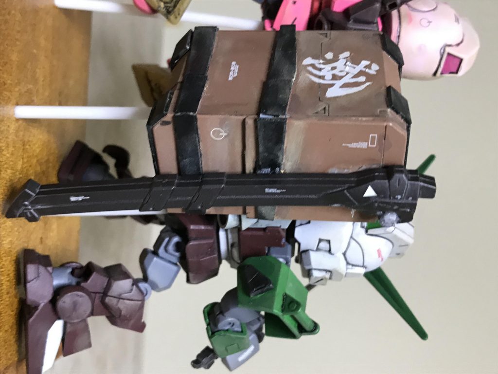 陸ガン炭治郎が 背負っている 木箱は クロスシルエットのバックパックを使用しました。木箱に 貼ってある 『滅』は ペルテクス 漢水転写デカール ホワイトを 使用しました。