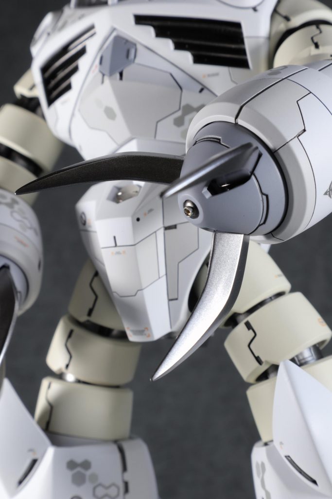 爪はシャープに削りダークステンレスで金属感マシマシに。