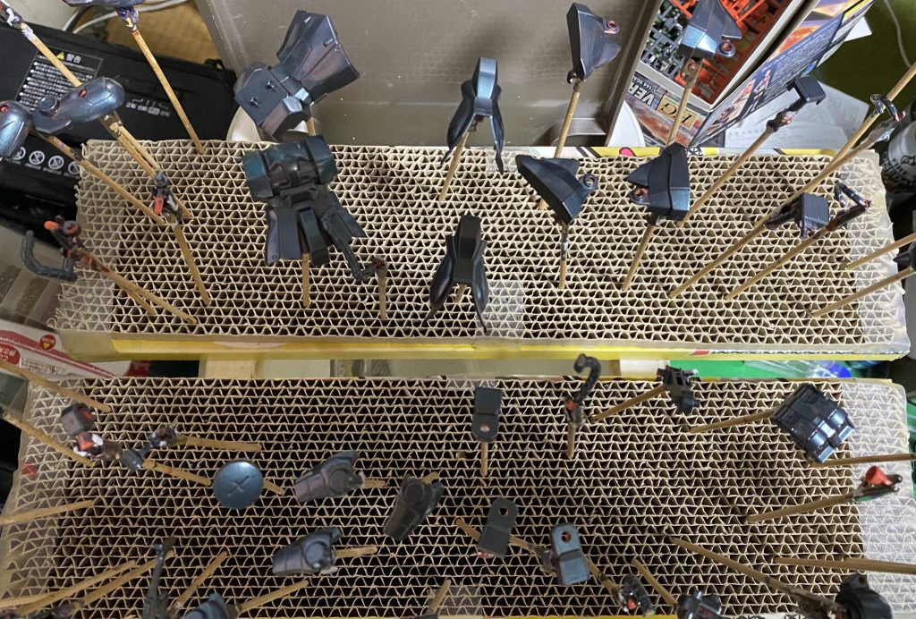 下地を黒立ち上げしようとしたが黒を切らしてた為、奇抜な色で立ち上げしました。