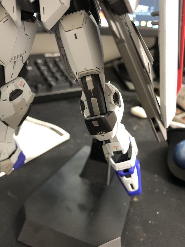 膝関節の塗りわけ。間の細い線も塗っちゃったけどいらんかったなと反省。