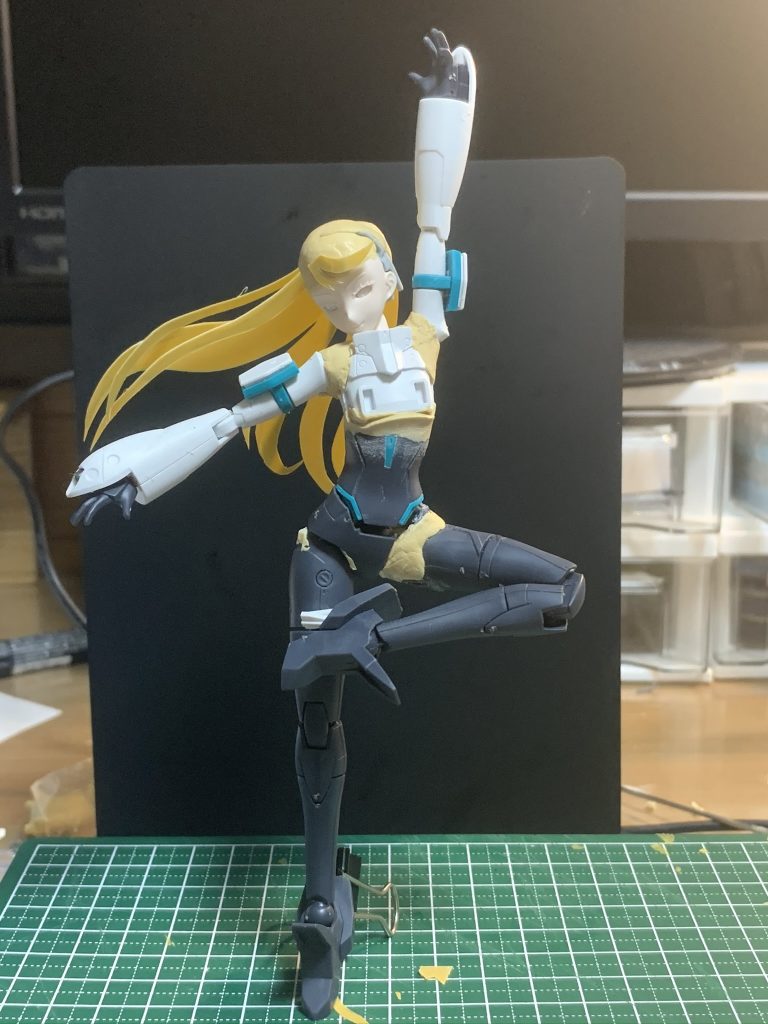 胴体にくびれを持たせたかったので、胴回りを雑に大幅にカット。胸とお尻を削って改造のための1番何もない状態が完成しました。