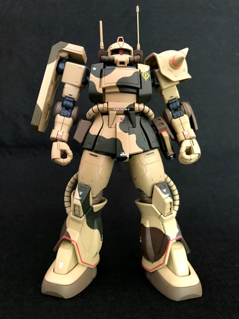 フロントビュー砂漠用の機体ですが、MSVの元イラスト見ると、どう見てもグリーン系のラインが入ってるんです。そこで、「実用的な砂漠迷彩というよりは部隊カラー」と割り切って濃い目のグリーンで迷彩を仕上げました。