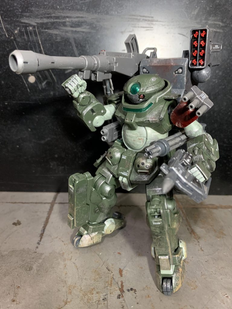 バズーカは一応構えられます。いろんなガンプラ(等)の火器を貼り付けて雰囲気を寄せに行っています。元のガンプラが全部分かる人とは夜通し語り明かせると思う。