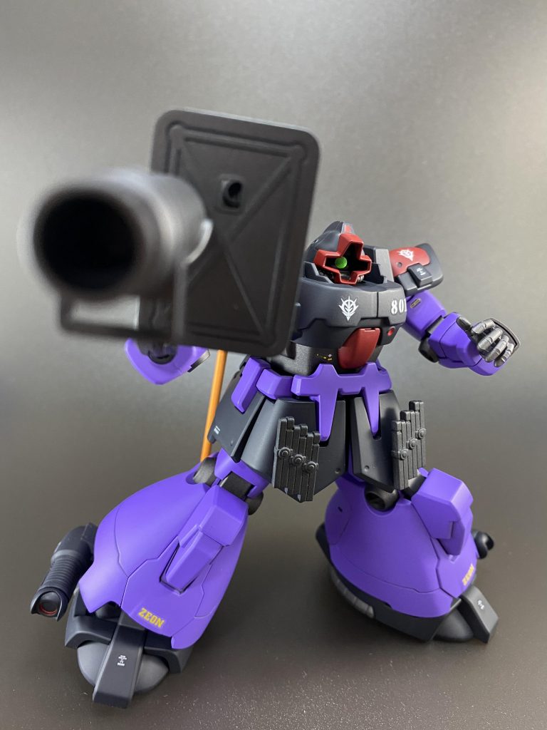 サンドブラウン仕様がベースなので、シュツルムファウストやマシンガンとバズーカのマガジン等大量の武器が付属します。