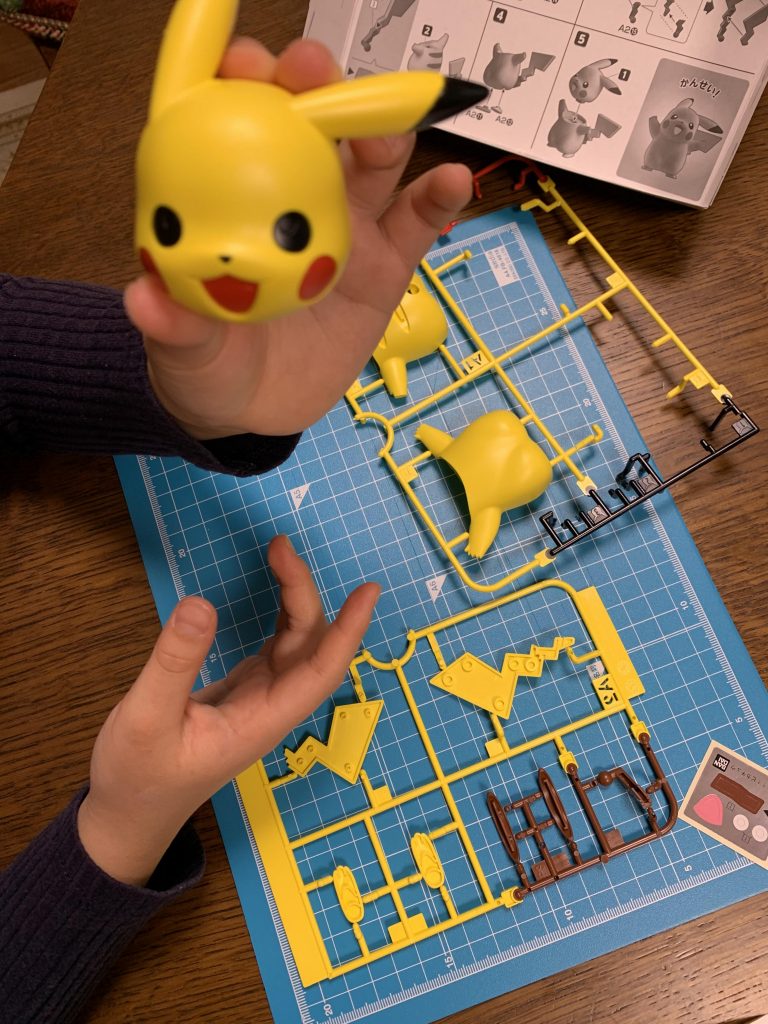 ガンダムじゃなくて、ポケモンの製作風景wポケプラクイック!小さい子でも作りやすいとても良いキットでした。図形感覚とプロシージャ感覚を養う(という名目で)のに良いので、これからも増えそう!