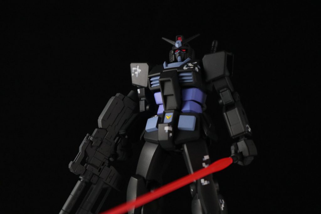 ライトパッケージは武装無いので、一応その辺に転がってたビームサーベルとか、ライフルも組めましたがシステムウェポンキットのショートバレル持たせてます。それに伴いハンドパーツも交換してます。シールドは気に入ったのがありませんでした。表面処理スネ頭部の合わせ目消ししてます。センサー類には赤いラピーテープを貼ってます。