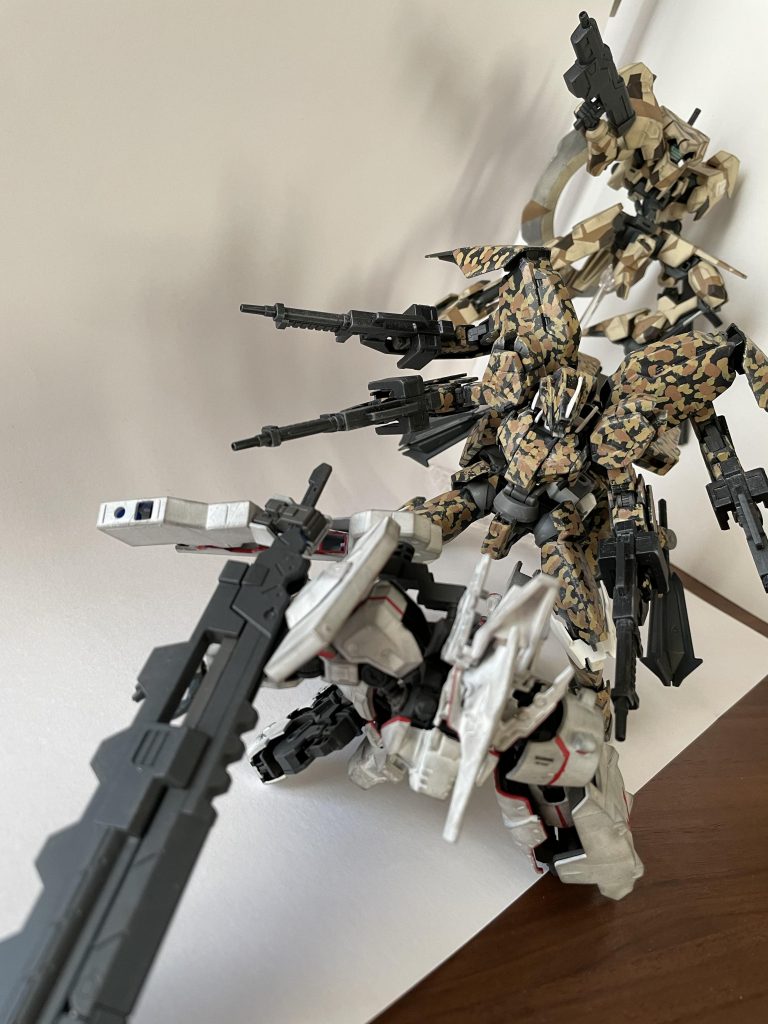 チーム名は【砂漠の牙小隊】！鉄華団が滅んだあと、混沌とした火星の中でもたった3機で名を馳せた武装集団という設定です。生き延びるため襲った相手を皆殺しにすることで正体を隠し続けました。（最初の正体不明という設定はここに繋がります）