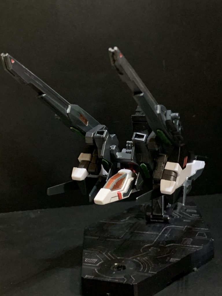 タンクモード。ホバー型で局地的な地形でも運用が可能。この形態時、キャノンの砲身が伸びる分威力は増すが、連射が出来ないという設定。また、スピードは出ない。