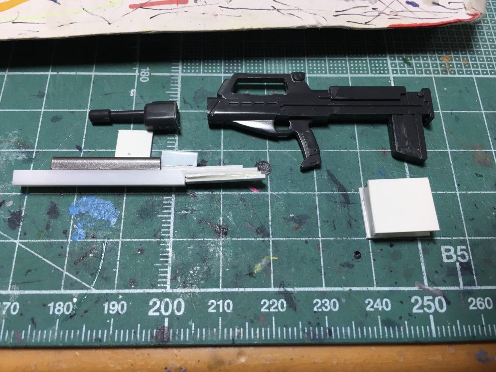 今回の目玉になったジム・ライフルの改造。銃身はタミヤの1mm厚L字型プラ材とかまぼこ状のランナー(確かHGUCド・ダイ改の?)、プラ板がメインです。弾倉もプラ板の箱組みで。マガジン前方にはL字型プラ材でガイドを作り、プラの嵌め合わせで製作中に脱着可能にしました。