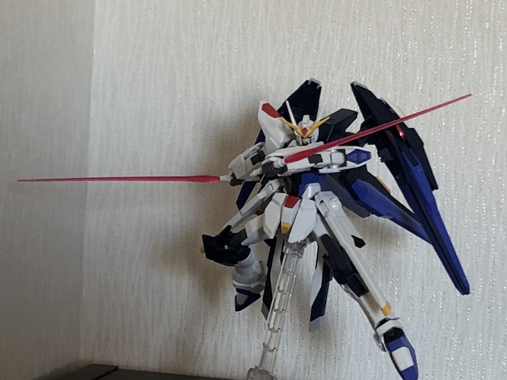 ラケルタビームサーベルストライクフリーダムと同様の装備。連結機能も使える。本機唯一の近接武装