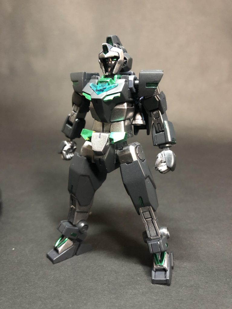 コアガンダム・ハヤテステルス性能を強化し、隠密行動に特化したコアガンダム。敵機に気づかれず素早く近づいての奇襲攻撃や、忍者刀や苦無での近接戦闘を得意とする。苦無型のビットでの中距離戦を行う他にも、装備の換装によって様々な局面に対応する(予定)。・設定とかストーリーとかざっくりとですが、今回は設定やストーリーを考えてみました。少し長いので、写真が見えるまでスクロール推奨です(;´д｀)[キャラ設定]ダイバー名:イブキ機体名:コアガンダム・ハヤテ所属フォース:なし、ソロプレイヤー(忍者だけど)武者修行中で、各地を巡り歩く流浪のダイバー。運営から依頼を受け、強豪フォース「四神」へ潜入調査をすることに。[ストーリー(序章的な)]ある日、イブキは運営から内密で依頼を受けることとなった。その依頼とは、フォース「四神」に潜入し、二つの情報を得る、という内容であった。一つは、長である黄龍がELダイバーである事を確認し、その特異な能力(空間属性)の詳細についての調査をする事。もう一つは、『麒麟』というELダイバーが本当に存在しているか確認をする事、であった。(四神の黄龍には麒麟という弟が存在する、という噂話が一時期飛び交ったが、すぐにその噂は消え去ったという…。)存在が秘匿されている節のある麒麟とは一体…？運営は麒麟の存在を確認した後どうするのか…？数々の疑念を抱きつつ、イブキは「四神」の開催する『四神連戦チャレンジ』にエントリーし、期を伺う事にした。麒麟がかつての親友の面影を持つことにイブキが気づくのは、まだ少し先の話になるだろう。彼らが出会う時、二人の物語は再び動き出す…。つづく(続かない)・・・設定云々、ここまで。お疲れ様でした( ´∀｀)さてさて機体解説に戻りまして、本機は、ほぼコアガンダムとコアガンダムⅡのミキシング。額当てはインパルスアルクから、バックパックはユーゴーの肩部分から拝借。武器は零丸から苦無や手裏剣を、忍者刀はコトブキヤMSGのガンブレードランスを加工しています。なお、今回はコアガンダム単体での投稿になります。アーマーは鋭意製作中ですので、しばしお待ちください(；´Д`A それでも長々といつも通りくらい書いちゃってますが…。