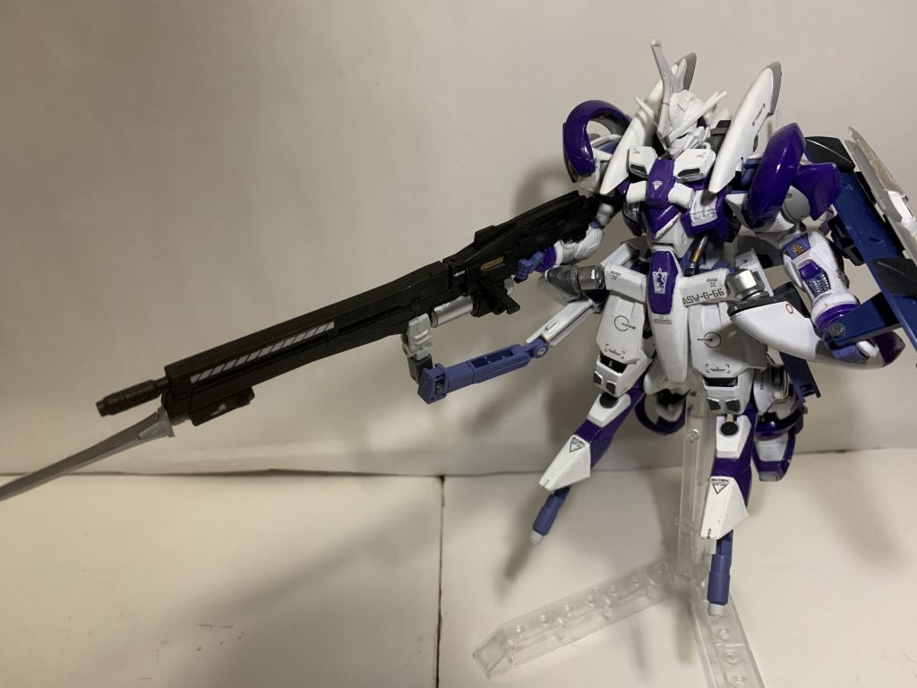 トルーパー形態ランスを装備していない為、ロングライフルにショートソードを付けることで銃剣にしランスチャージを再現。