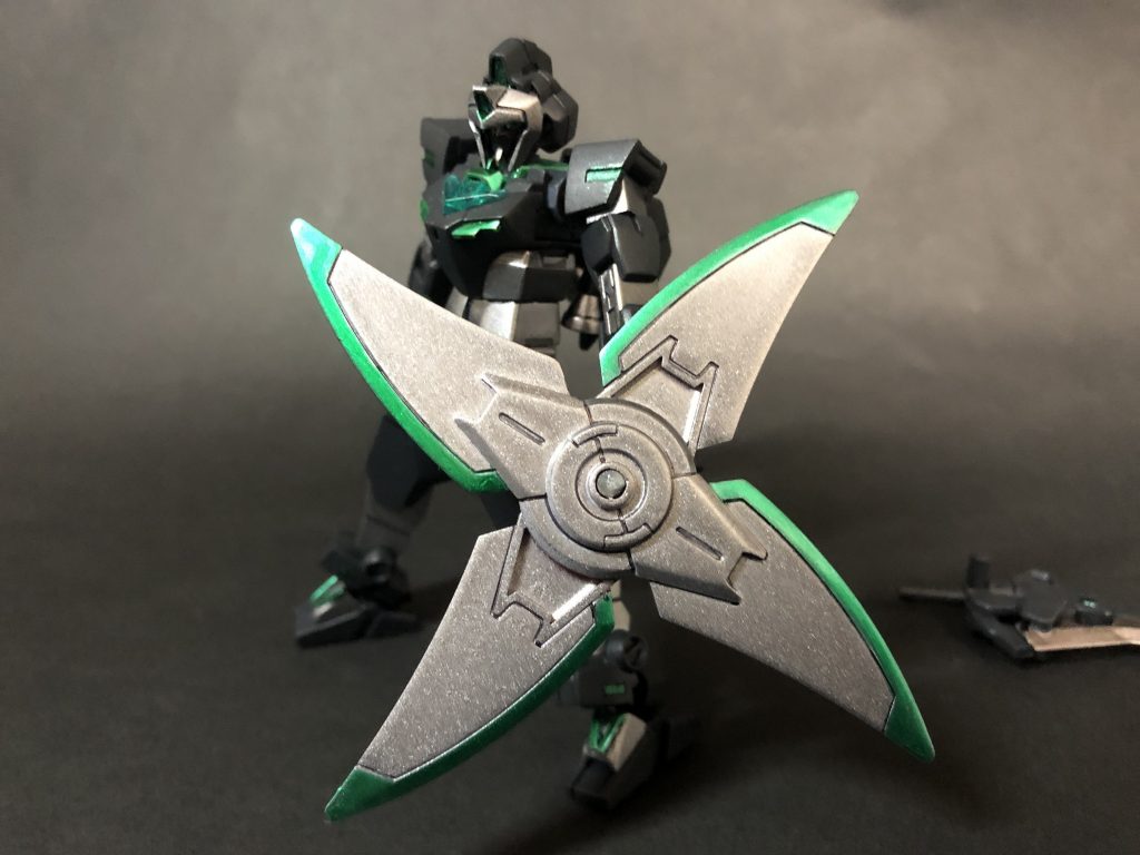 ・盾手裏剣大型手裏剣の形をしたシールド。盾として使用する他、手裏剣として投擲も可能…なのだが、ビットではないので自力で回収する必要あり。さらに、苦無手裏剣と組み合わせることで必殺技の威力をアップさせることも可能。ほぼ零丸の手裏剣そのままですが、中のピンを切り落として閉じれるように。あとは中心を3ミリ棒でブスリ。シールド時はハンドルを付けて、手裏剣時は3ミリ穴を開けた平手に接続して保持しています。それでは、残りの枚数使ってアクション!