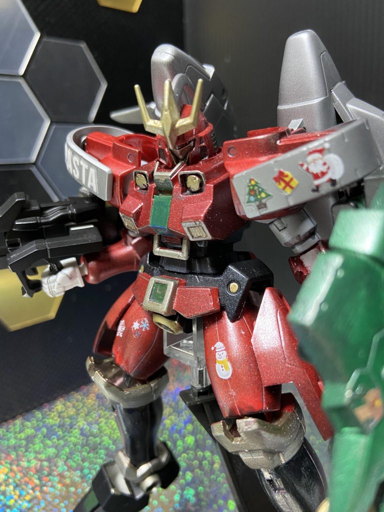 少しランダムめに黒サフ→メタリックレッド→部分塗装→ホワイトパール、100均アイシャドウでラメをプラス→再度トップコート替わりにホワイトパールがおおまかです！キラキラ塗装は一度してみたかったのですが、カラーの上にホワイトパールはどうしてもくすむのでアイシャドウを投入。定着方法と写真にどう写すかは今後の課題ですね。結構実物はキラキラしてるんだけどなぁ‥