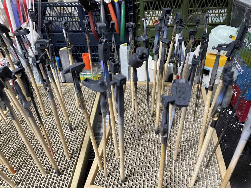 塗装中の画像しかなかった。ここから色乗せる→マスキングの繰り返しでピクセル風やってます。かなり失敗して予定数の半分くらいドボンしました。