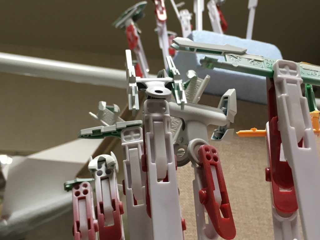 今回初めてエアブラシで塗装しました元キットのダブルオーシアクアンタ、成形色が緑なので黄色と相性悪くて…めっちゃ大変だったけとなんとかなりました☺️そうそう、塗装といえば悲しいことが…