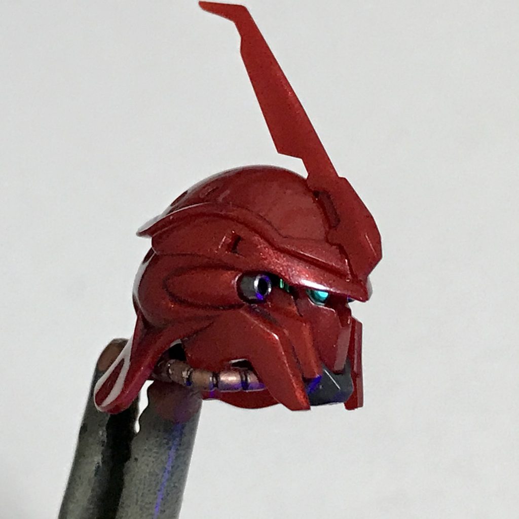 モノアイは、「猫の手」の柄の先でちょんと、蛍光ブルーグリーンを載せました。このモノアイは普段はほとんど見えませんが…