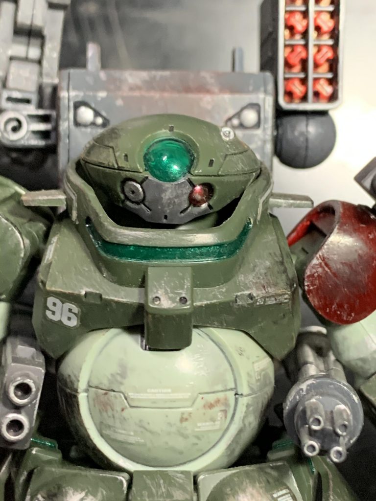 最後はバストアップ。右のカメラアイはパーツ交換等の高度な技術ではなく、雑に削ってピンバイスで少し窪みを付け、塗り直しただけです。何とは言いませんが少しでもスコープ感を感じていただければ幸いです。ご覧いただきありがとうございました!