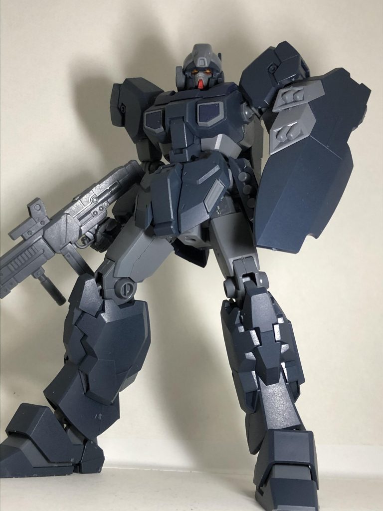 シールドを手に持たせるとジェスタ的には無意味ですがガンダム感が増した気がします