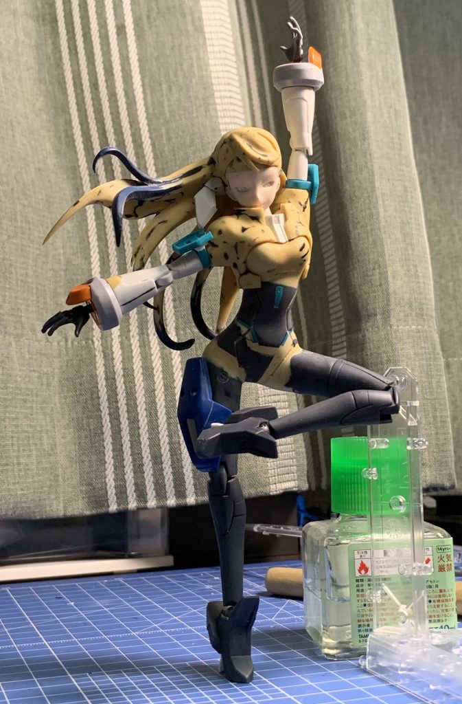 そこからは色々なものを参照しながら、パテを盛る>削る>傷を消す>パテを盛る>...の繰り返しパテの間に黒く見えるのは傷を埋めるための黒瞬着です。ミキシングパーツの追加は最後に行いました。