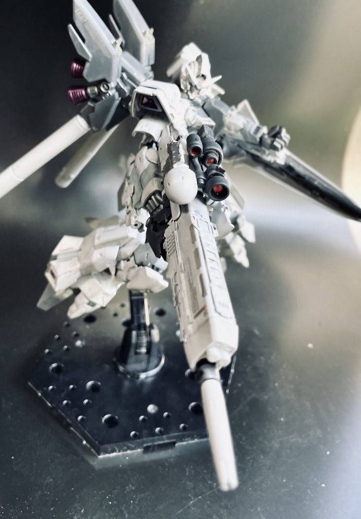 次にハイ・ビームライフル。元のライフルにバズーカに使用されているスコープを取り付けたもの。見た目は気に入ってるのですが、スコープをつけた事による重量の増加が腕や手の保持力さんに大ダメージを与えている(