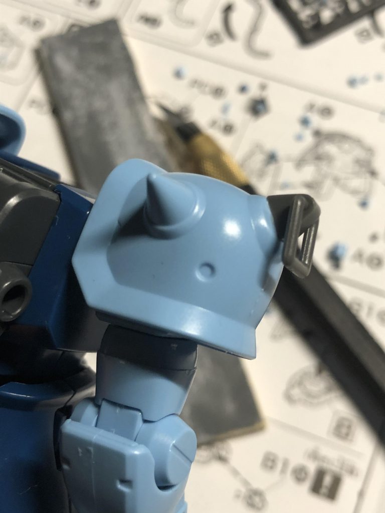 フックを取り付けた状態。コトブキヤのパーツです。近くにある丸モールドはピンバイスで穴を開けました。