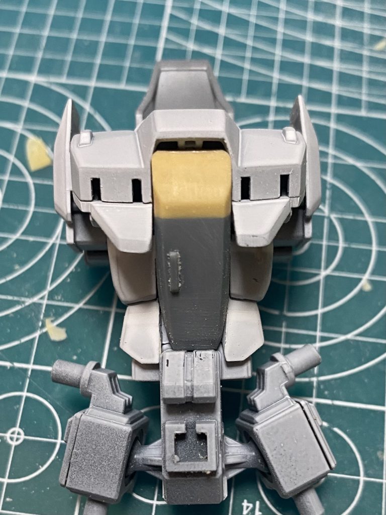 腰部の延長にコクピットハッチが合わず、変形用の別パーツから流用して新造しています。