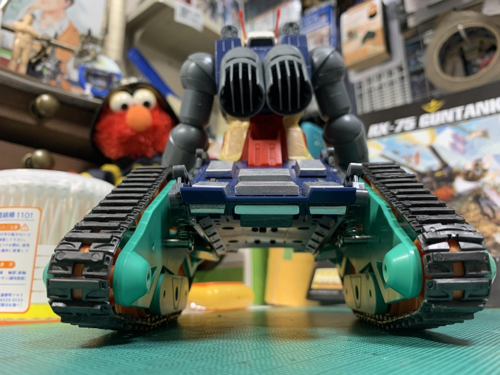 揺れのガクガク感を消すために、後部底面にもスプリングをかませてあります