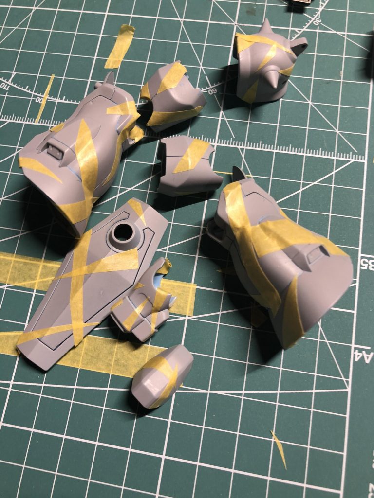 サーフェイサー後に迷彩用のマスキング貼り。外装はグレーサフの上にフラットホワイトを吹いたものです。