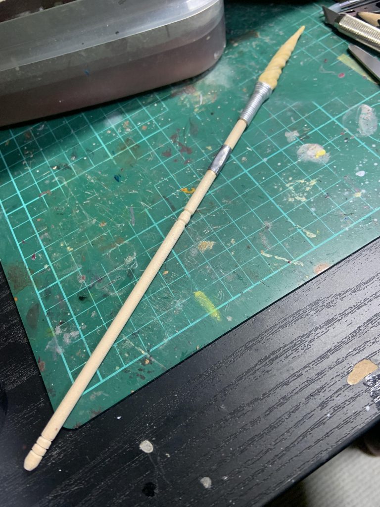 捨てる前の筆をリューターで削り、パテを盛って槍を作りました。
