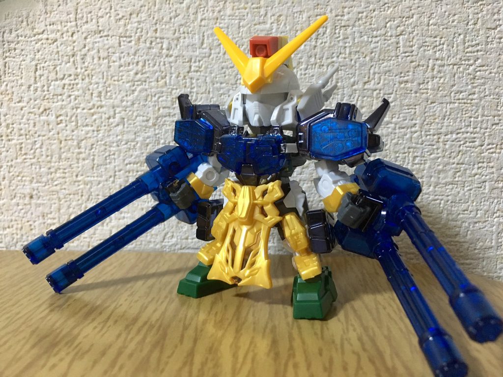 黄忠デュナメスをベースに、SD Gジェネ版やHG 1/144キットのヘビーアームズから特徴的な武器装甲を組み合わせて製作しました。頭部は夏侯トールギスの改修で、元のフェイスマスクギミックを利用してピエロ仮面の意匠も追加しています。