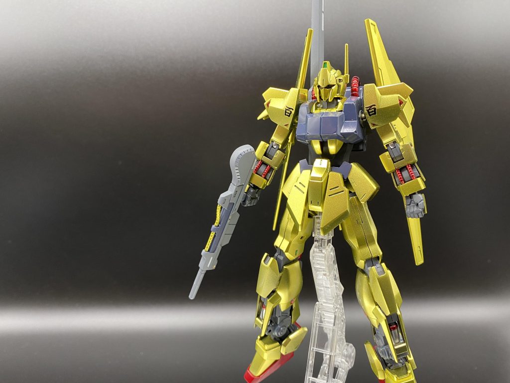 外装の金はスターブライトブラス、胸部は調色しました。