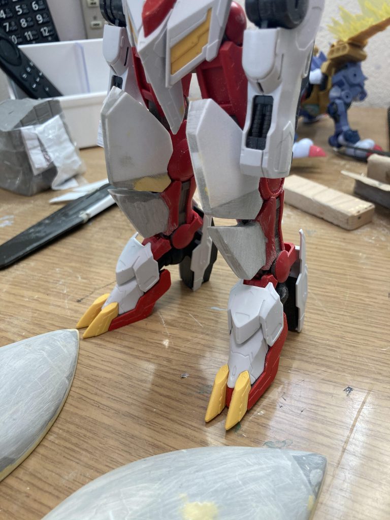 脚部を雰囲気だけでも寄せようと工作しました。